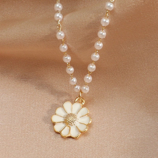 Daisy Pendant Necklace with Pearl