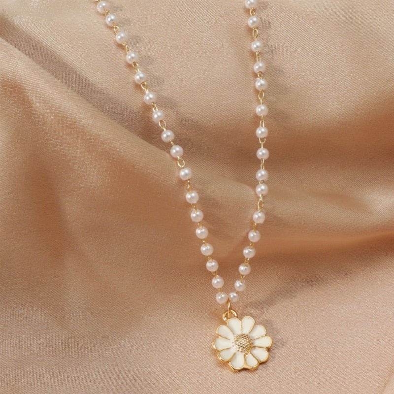 Daisy Pendant Necklace with Pearl