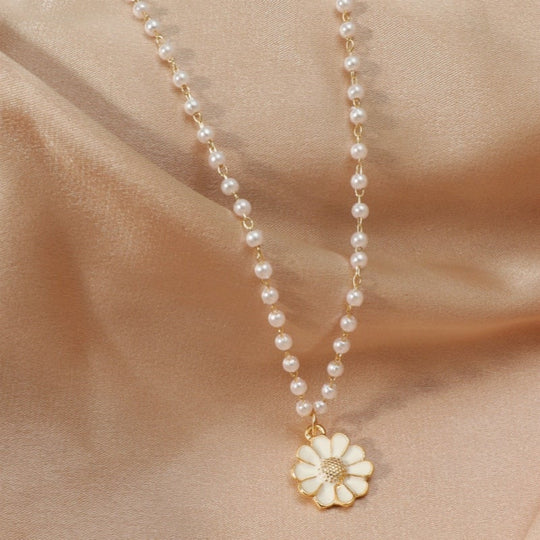 Daisy Pendant Necklace with Pearl